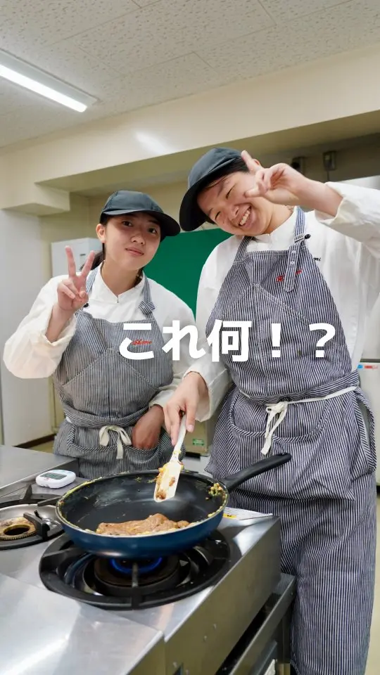 フライパンで何やらクリーム作り…🔥
　
　
手作りのカスタードクリームに
チョコレートを入れて🍫
　
　
 チョココロネに入れるクリーム作りです😋
　
　
　
#高等専修学校 #調理高校 #調理師学校 #高校生活 #西八王子